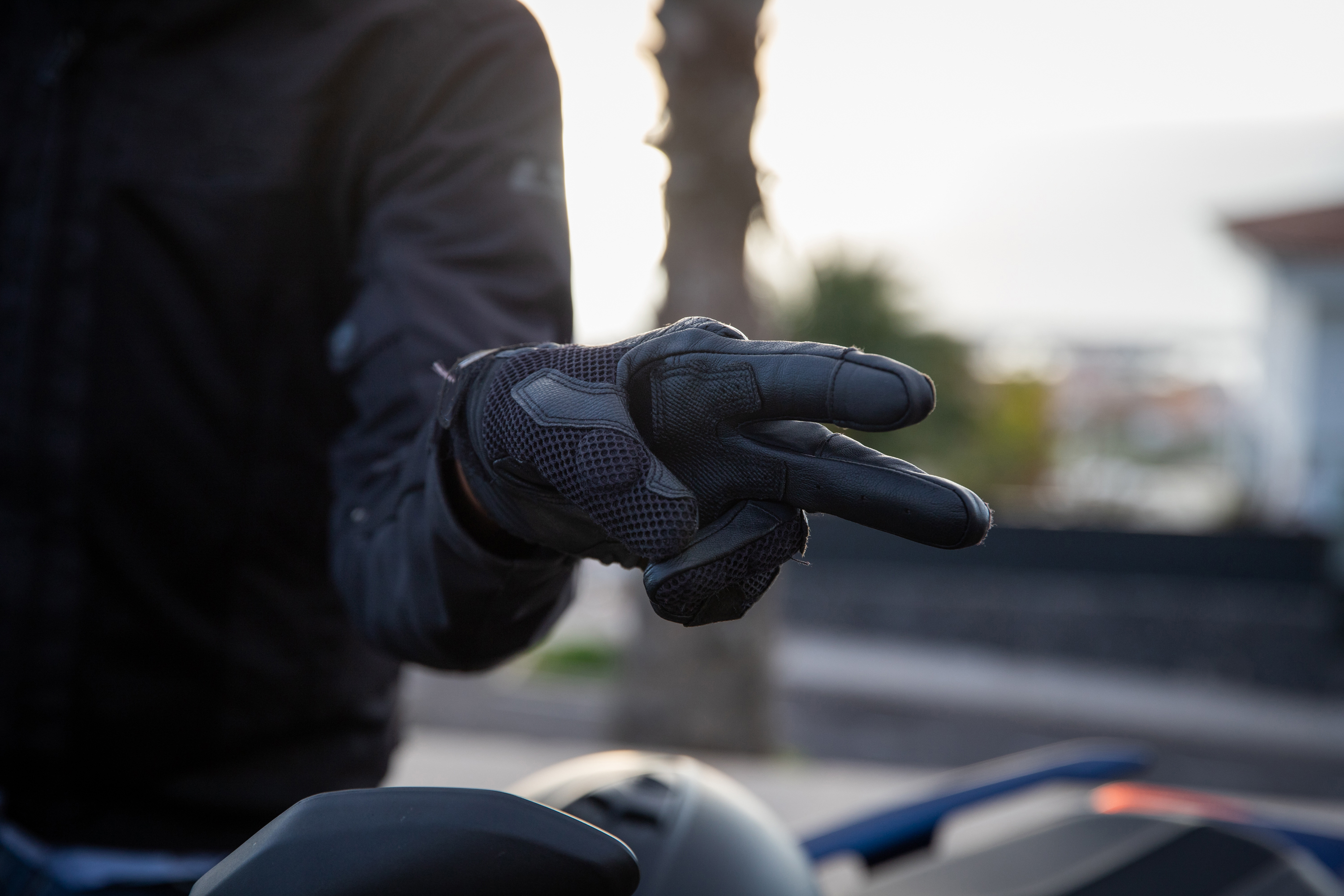 pourquoi-il-y-a-t-il-des-signes-pour-les-motards-et-pas-pour-les-scooters