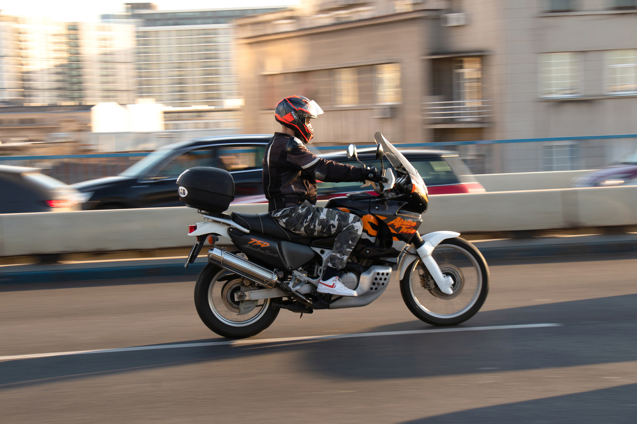 etre-motard-au-quotidien-en-ville-avantages-et-inconvenients-face-a-la-voiture