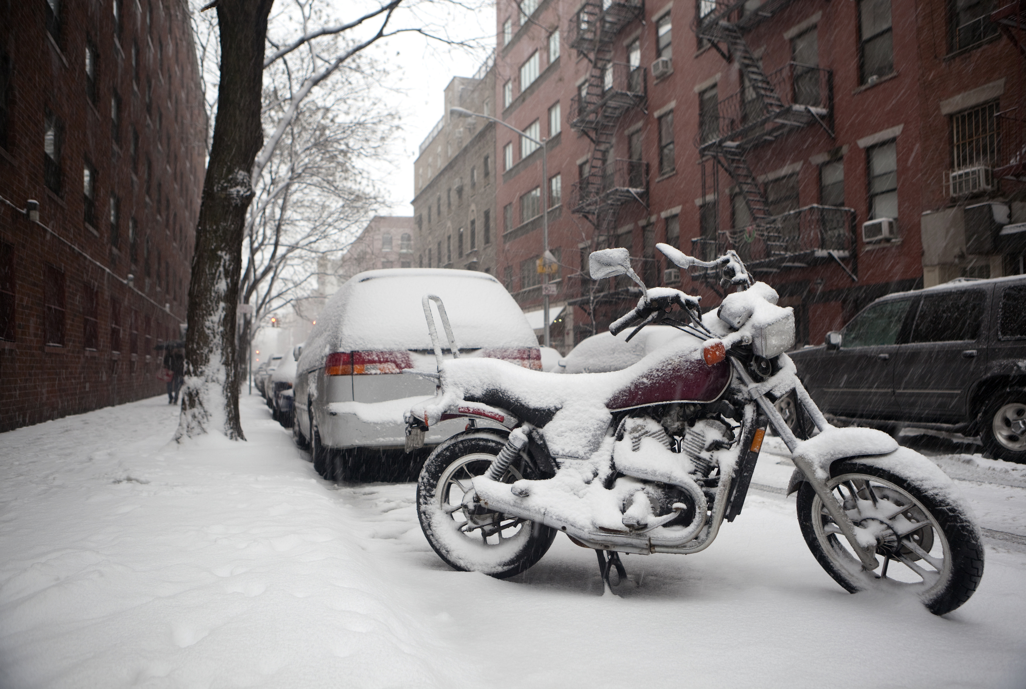 pneu-neige-chaussette-chaine-quelles-sont-les-regles-de-conduite-d-hiver-en-moto