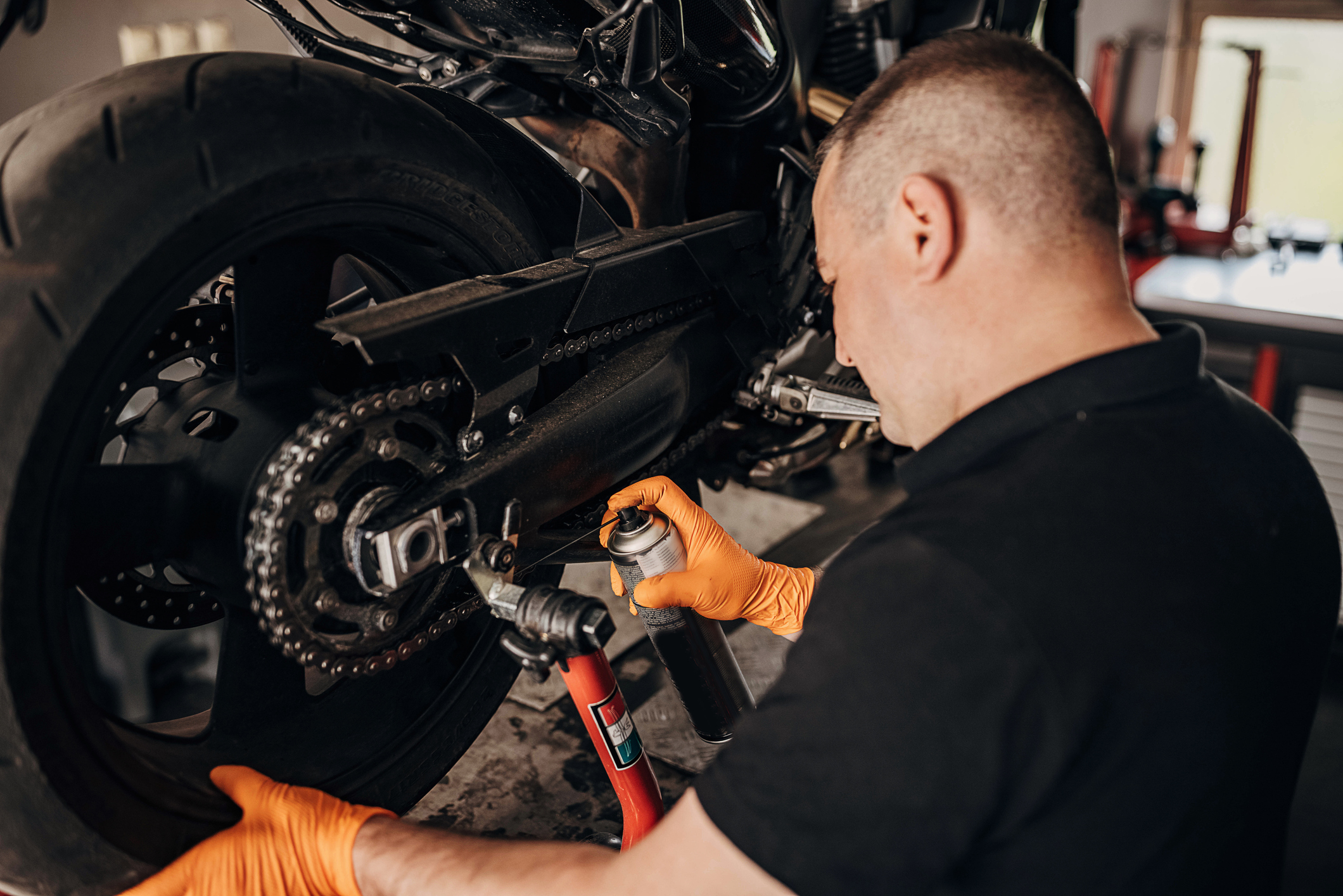 nettoyer-et-degraisser-sa-chaine-moto-astuces-professionnelles