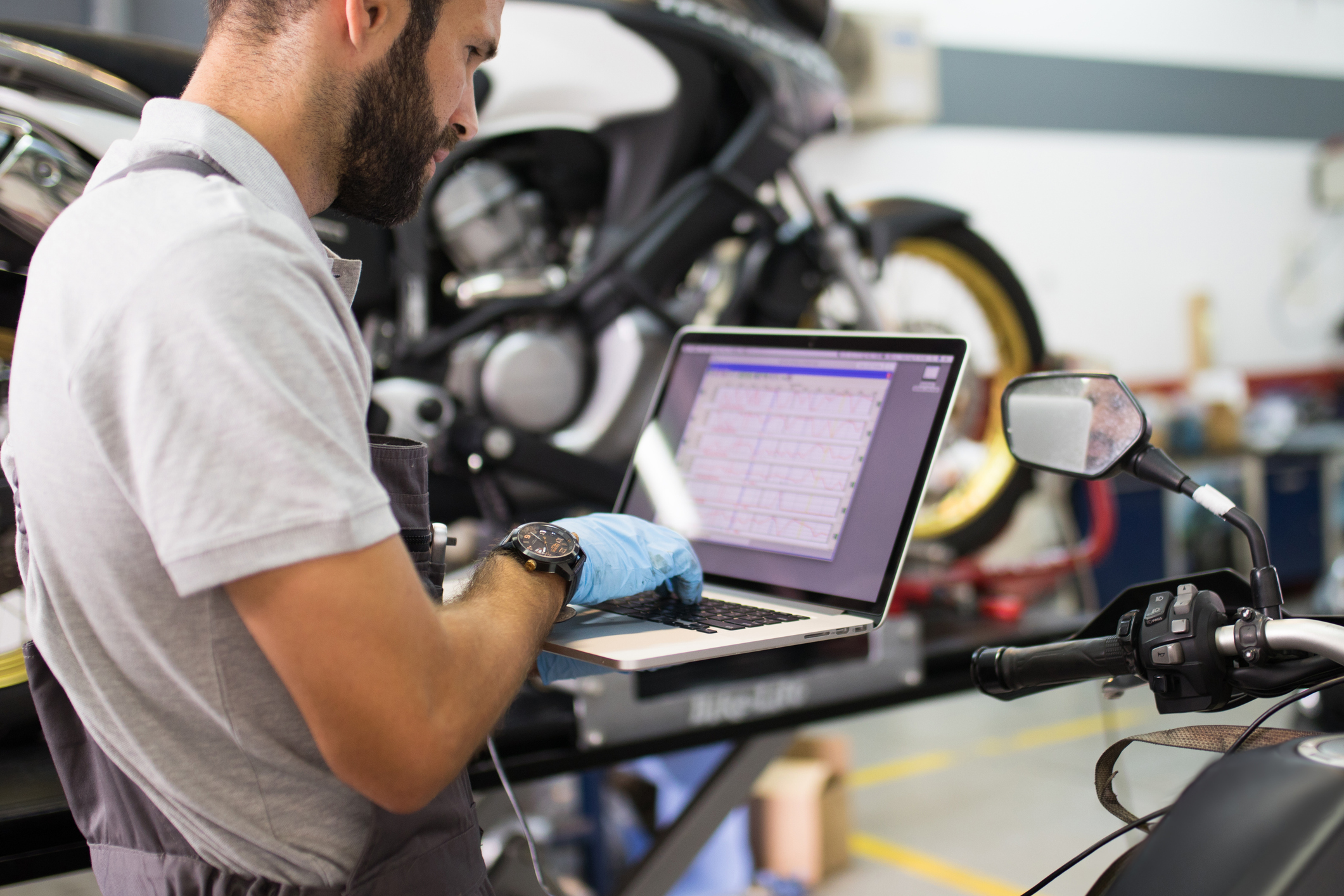 entretien-moto-guide-pour-entretenir-ses-freins-abs-et-systemes-electroniques