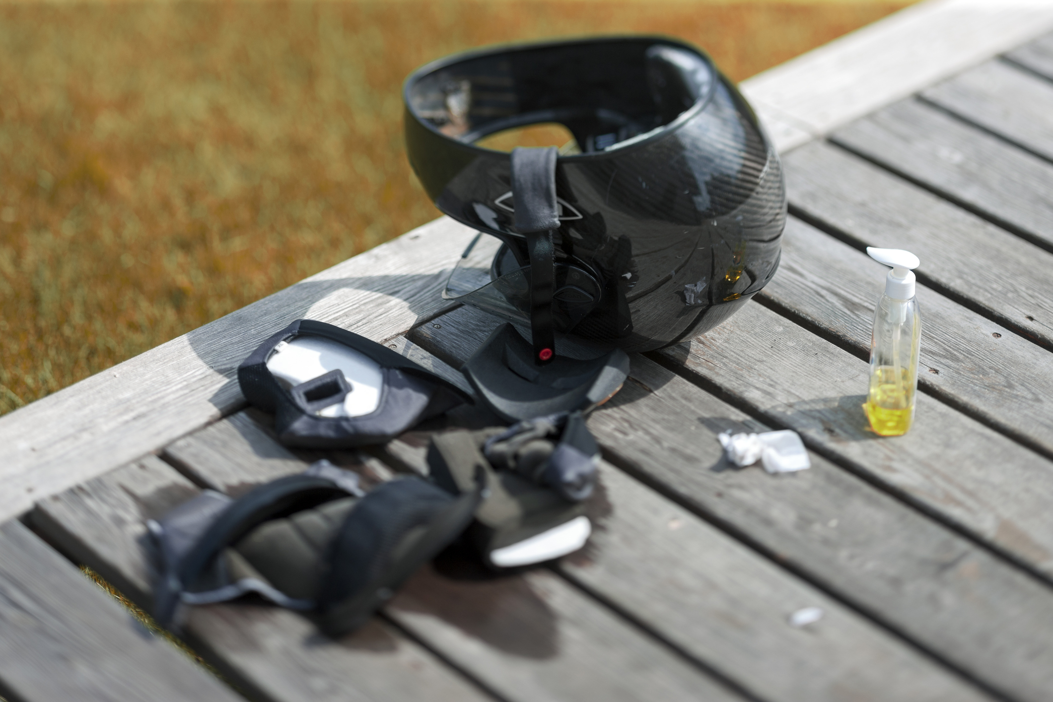 comment-nettoyer-son-casque-de-moto-correctement
