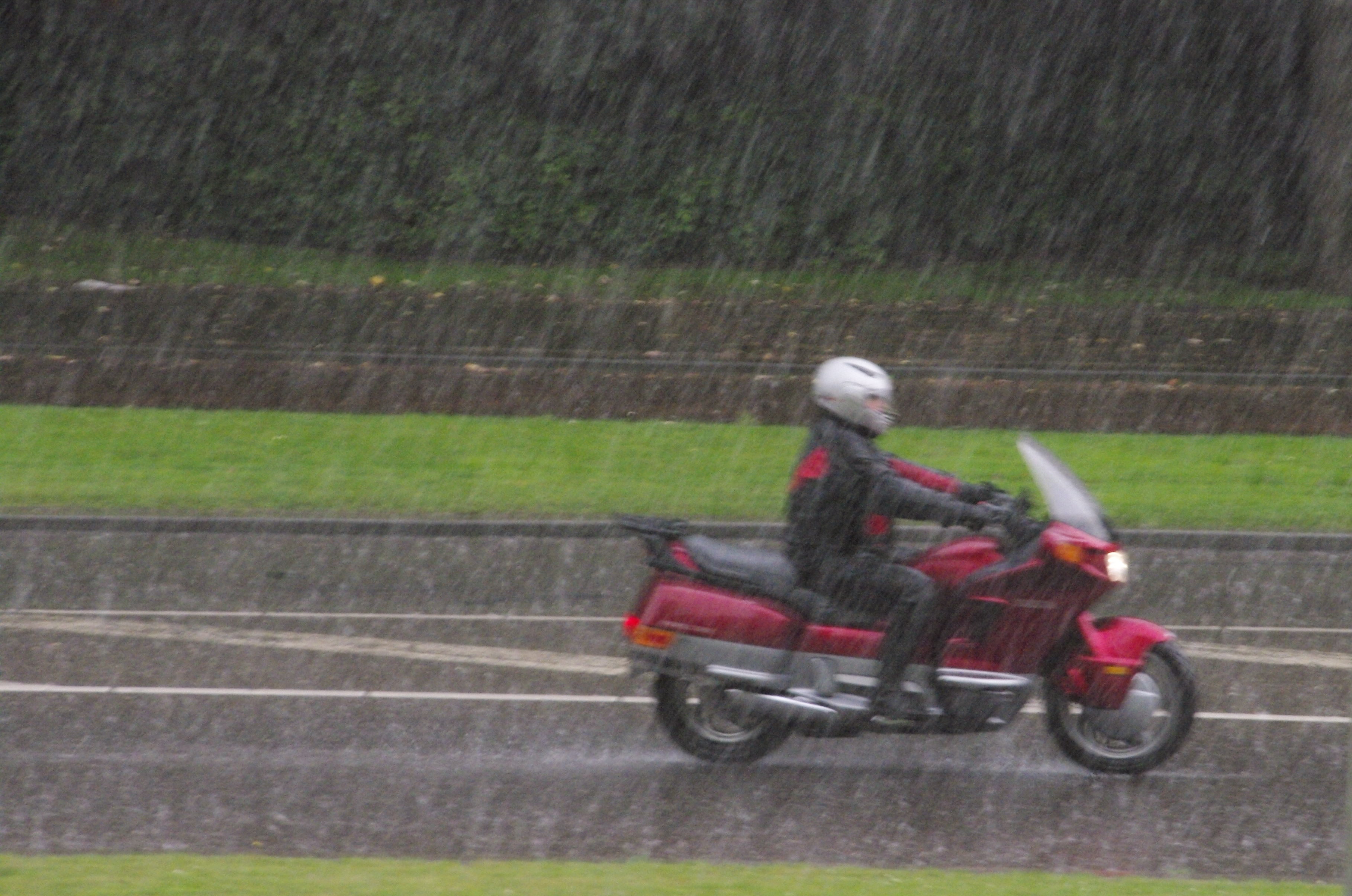 rouler-moto-sous-la-pluie-est-ce-possible