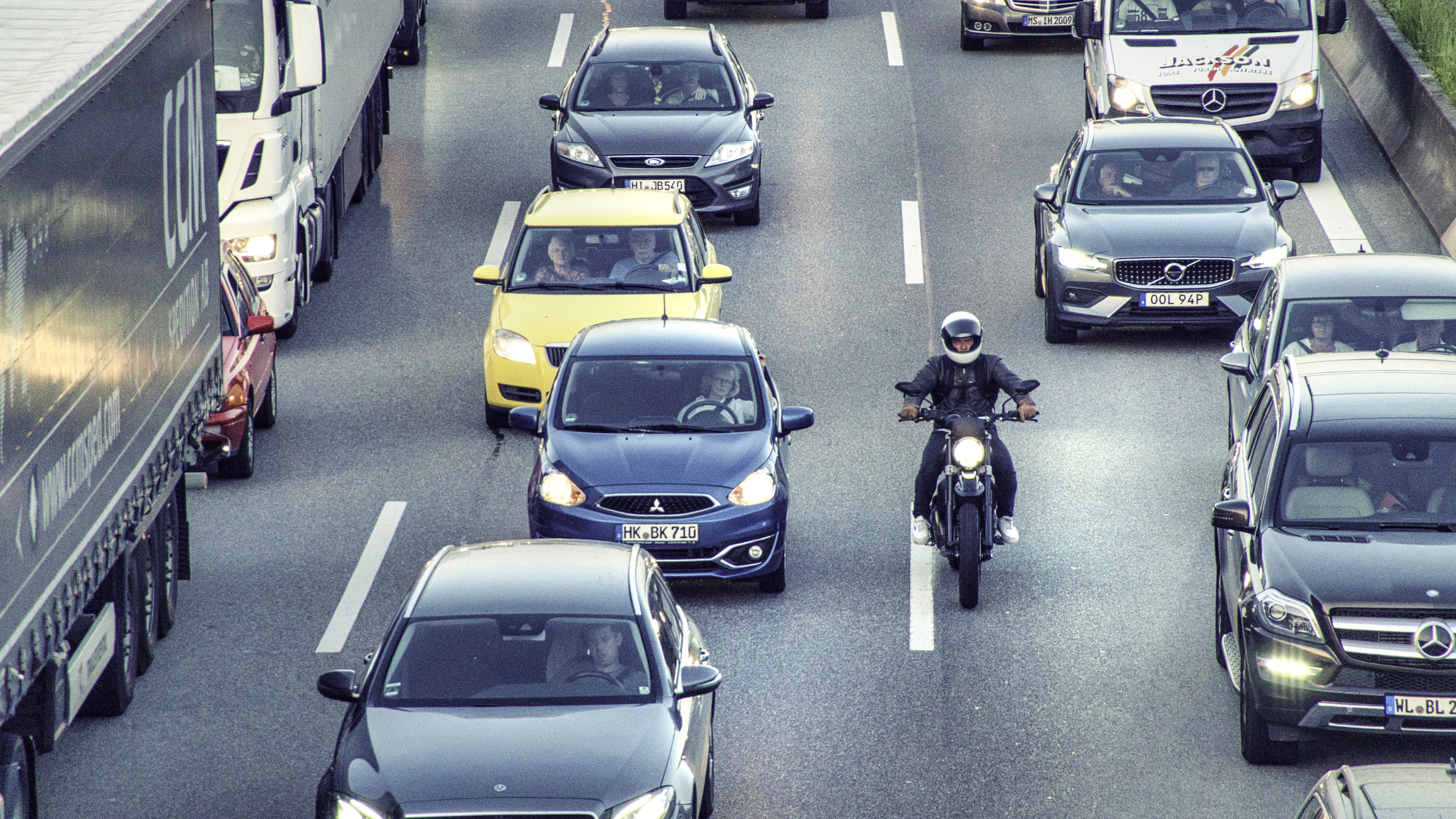 remonter-la-file-en-moto-t-vraiment-le-droit
