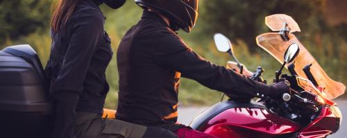 monter-devant-ou-derriere-en-scooter